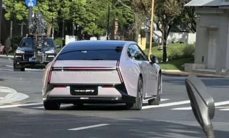Novo Xpeng P7 vaza na China com visual Liftback e estilo mais esportivo