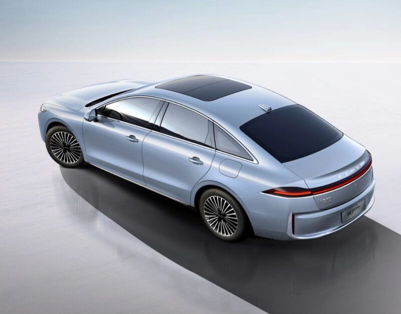Novo Roewe M7 PHEV promete 2.050 km de autonomia na China