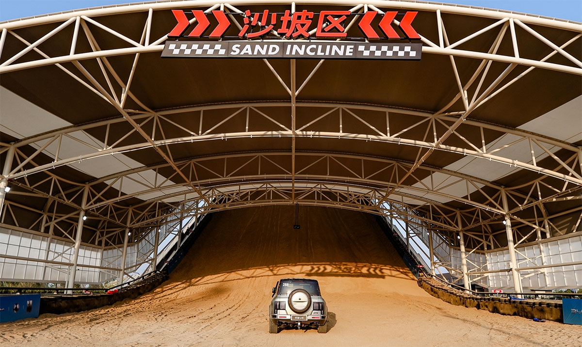 BYD inaugura pista com trechos alagados e simulação de deserto