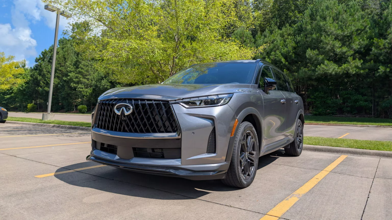 Novo Infiniti QX60 2026 aposta no estilo, porém não empolga ao volante