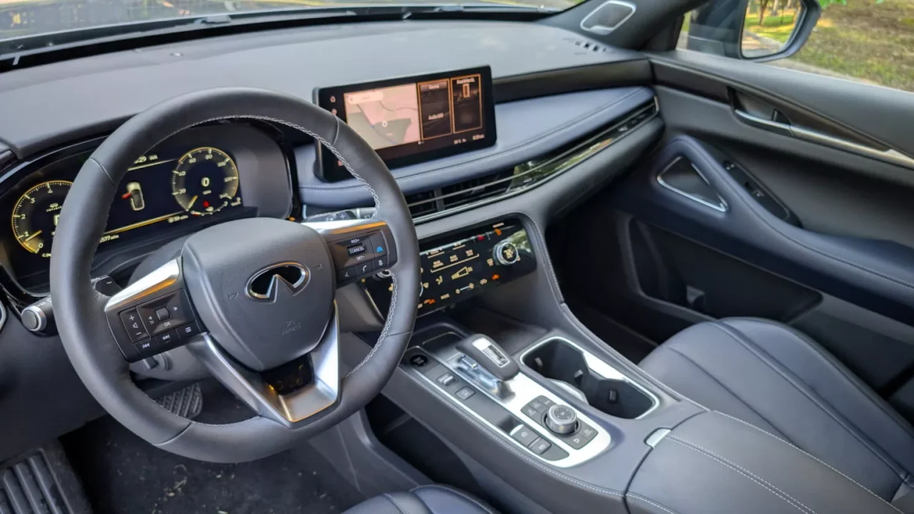 Novo Infiniti QX60 2026 aposta no estilo, porém não empolga ao volante
