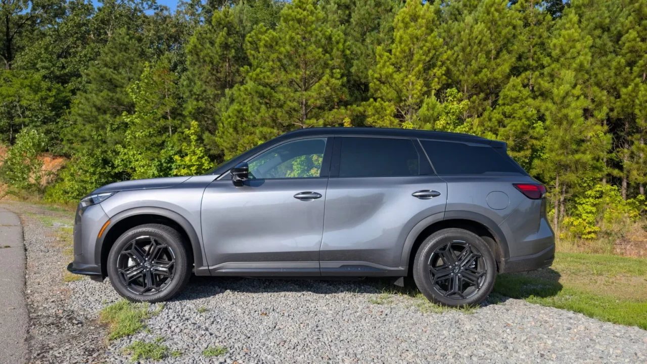 Novo Infiniti QX60 2026 aposta no estilo, porém não empolga ao volante