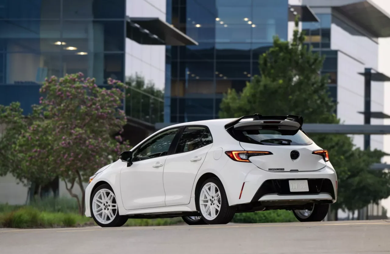 Toyota Corolla Hatchback 2026 chega aos EUA a partir de R$ 131 mil