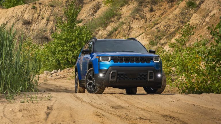 Jeep lança Cherokee 2026 híbrido com autonomia de até 800 km