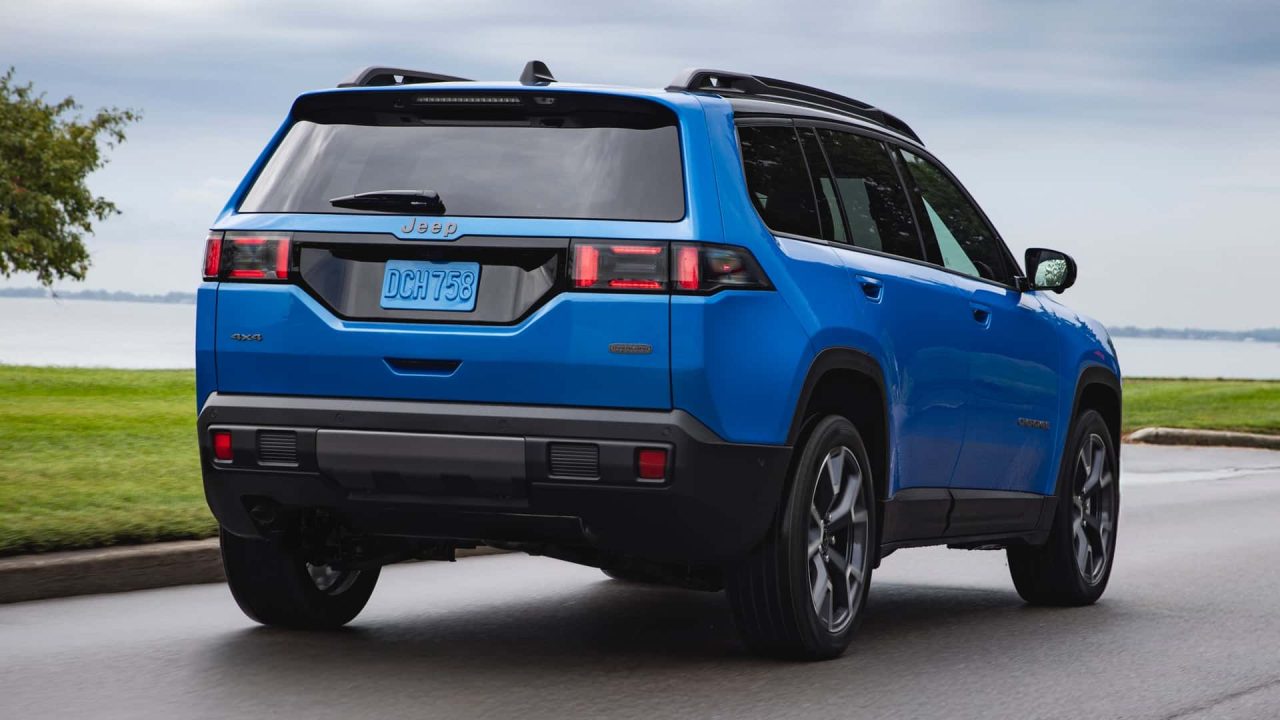 Jeep lança Cherokee 2026 híbrido com autonomia de até 800 km
