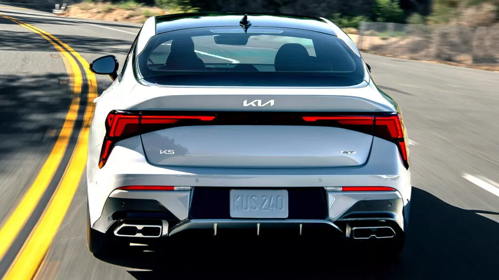 Kia convoca recall de mais de 100 mil sedans K5 devido a peças soltas