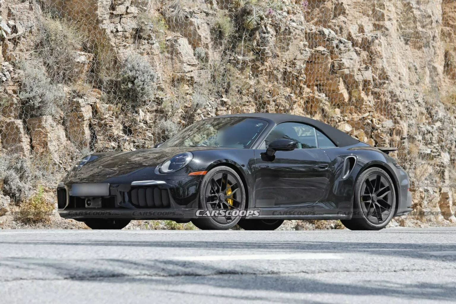 Porsche 911 Turbo Conversível 2026 surge em testes com sistema híbrido