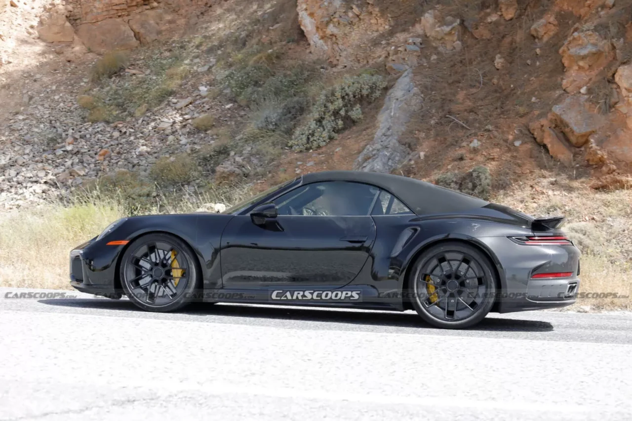 Porsche 911 Turbo Conversível 2026 surge em testes com sistema híbrido