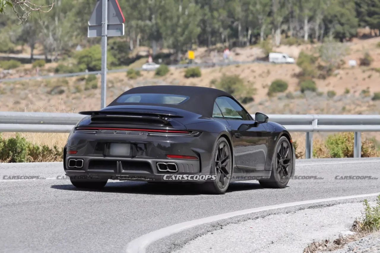 Porsche 911 Turbo Conversível 2026 surge em testes com sistema híbrido