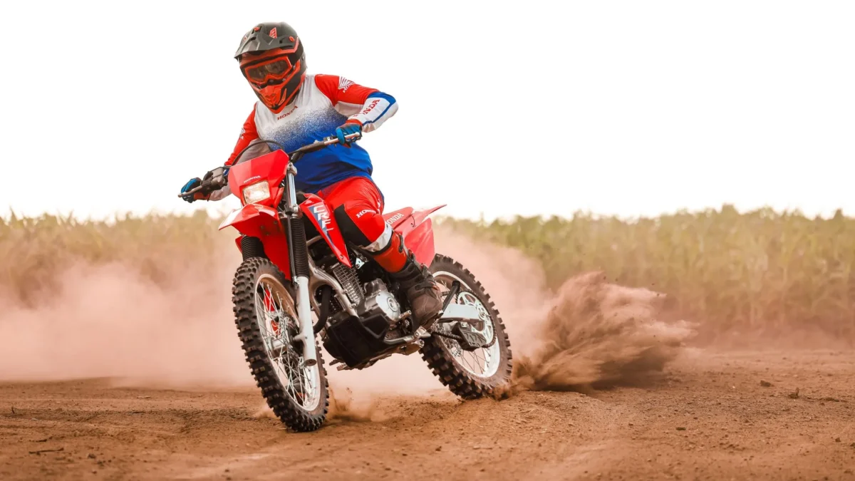 Honda apresenta a nova CRF 300F 2026 com motor mais potente