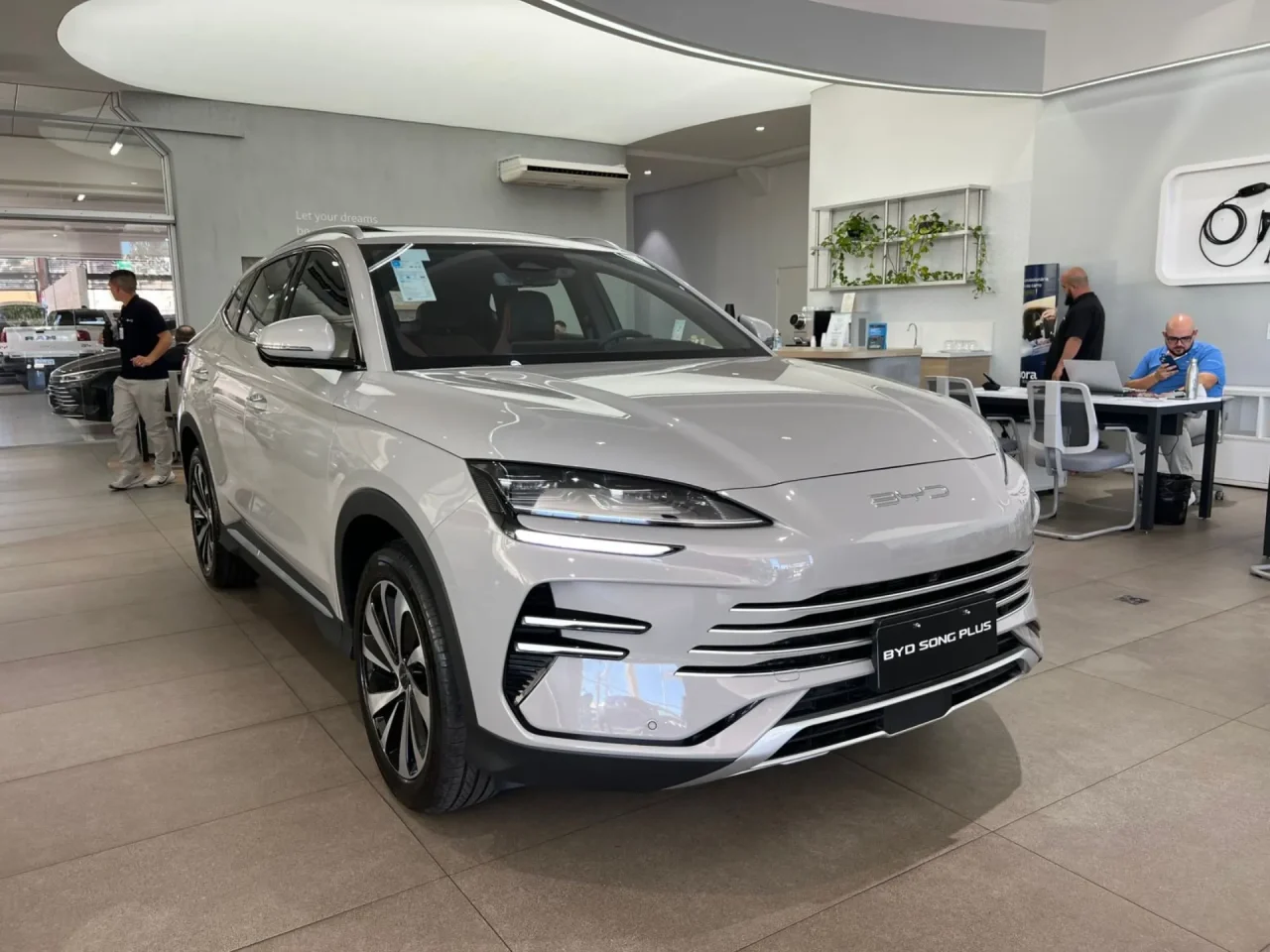 Carros híbridos plug-in emitem 5 vezes mais poluentes, aponta pesquisa