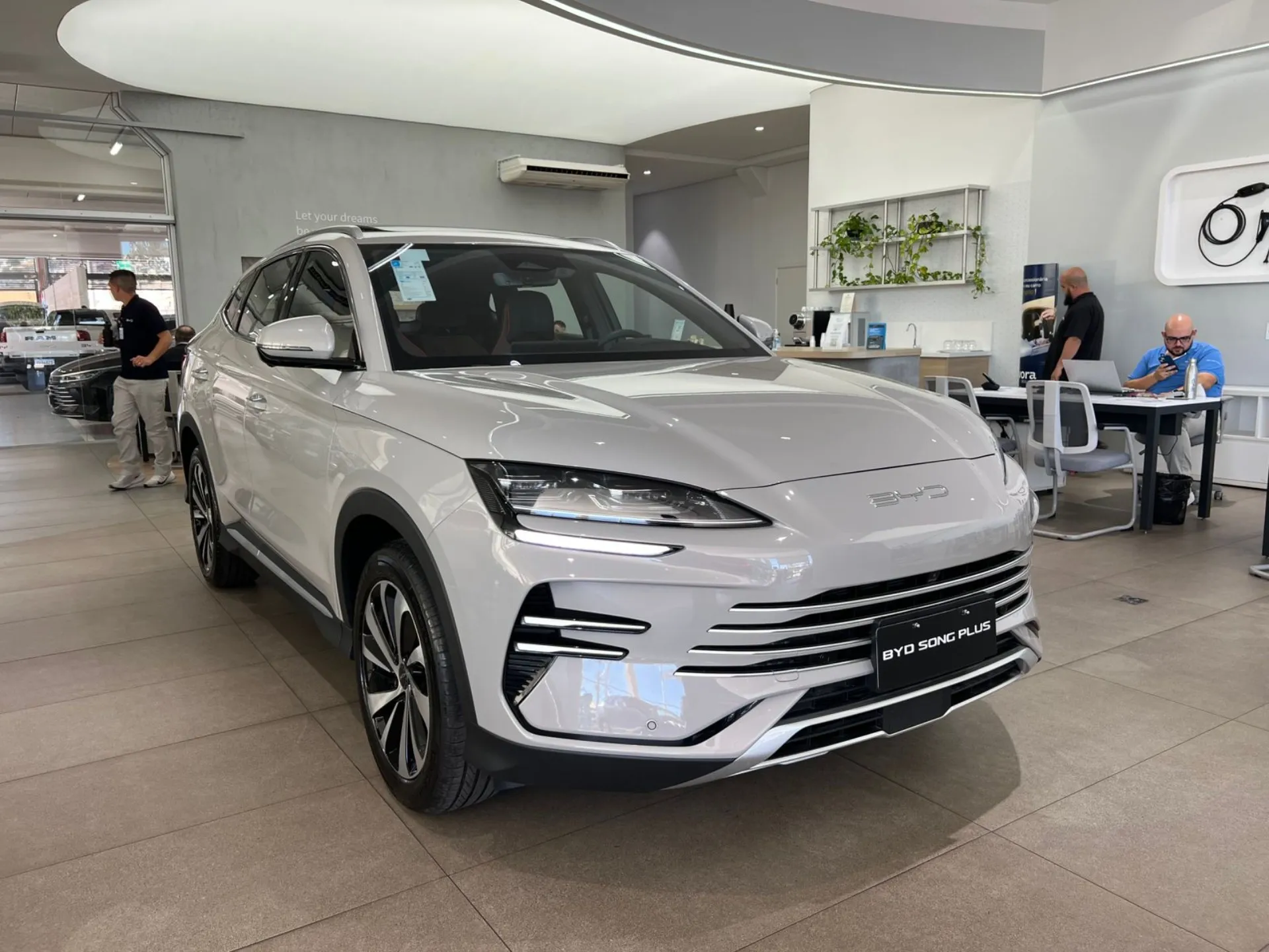 Carros híbridos plug-in emitem 5 vezes mais poluentes, aponta pesquisa