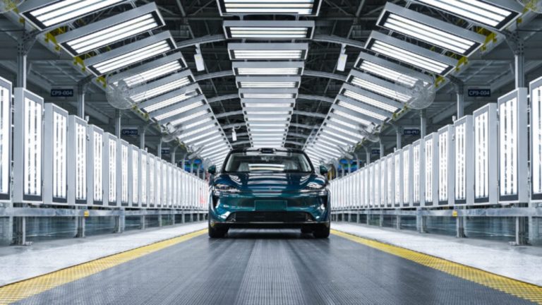 Chery e Huawei iniciam produção do SUV fastback Luxeed R7 na China