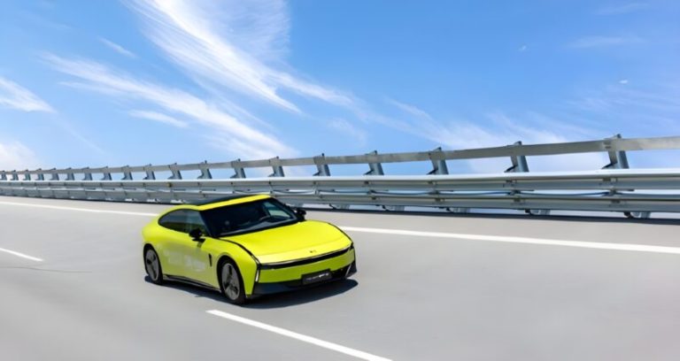 Xpeng P7 circula sozinho na linha de produção na China