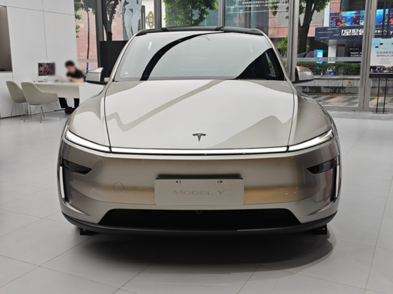 Tesla Model YL de seis lugares desembarca nas concessionárias da China