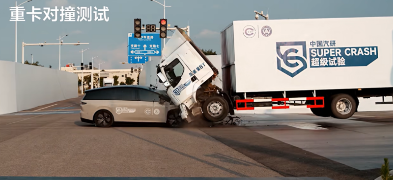 Teste de colisão do Li Auto i8 com caminhão gera controvérsia na China