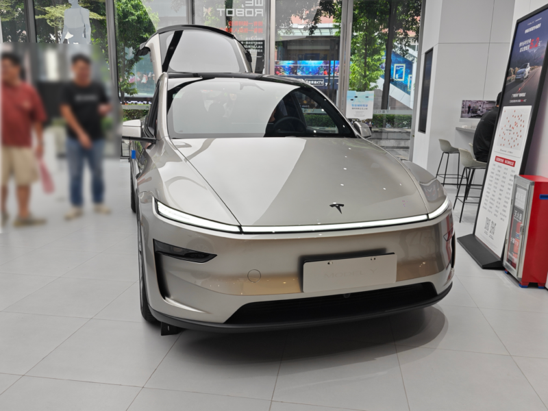 Tesla Model YL de seis lugares desembarca nas concessionárias da China