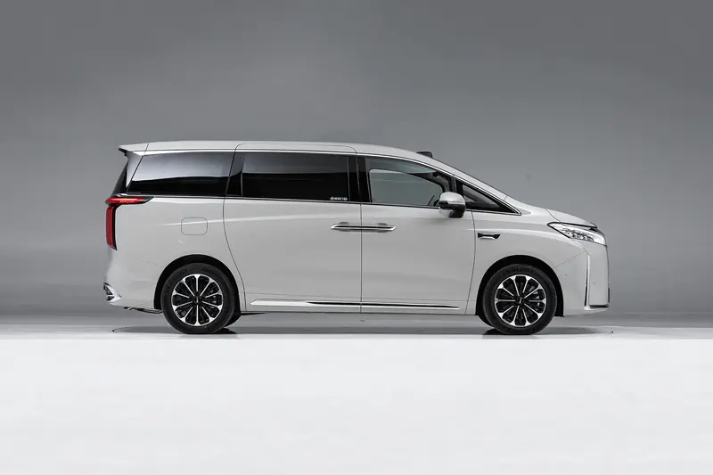 GWM apresenta minivan híbrida com autonomia elétrica de 172 km