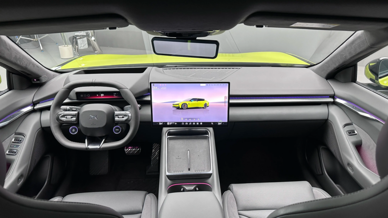XPeng P7 ganha novo visual e impressiona com 820 km de autonomia na China