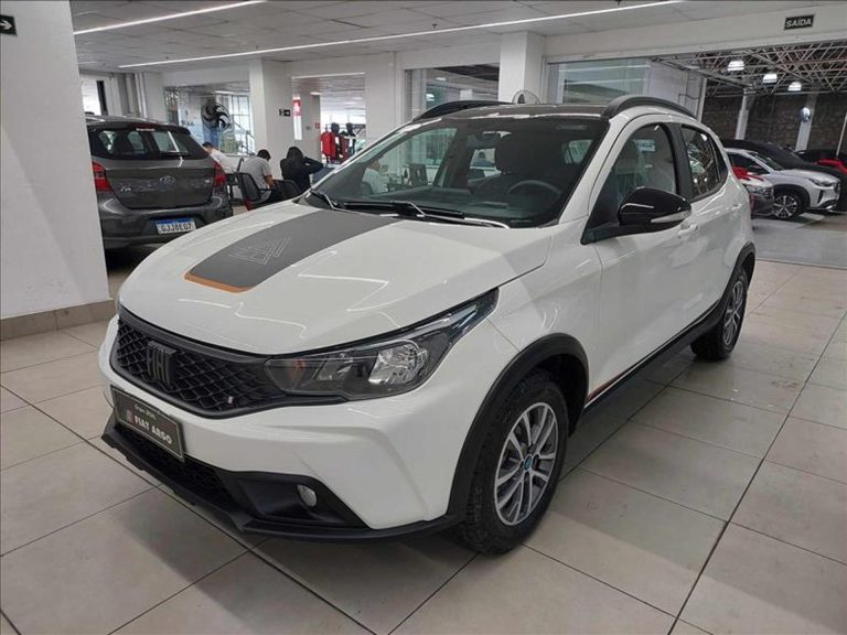 Fiat reduz preço do Argo Trekking CVT em até R$ 25 mil para PcD em agosto