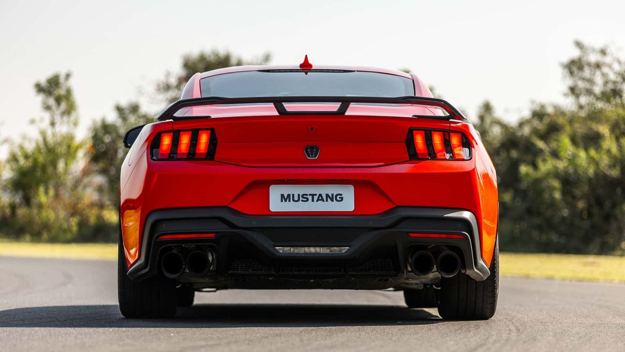 Ford lança Mustang Dark Horse no Brasil por R$ 649 mil