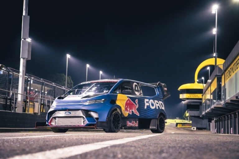 Ford Transit SuperVan elétrica quebra recorde na pista de Nürburgring