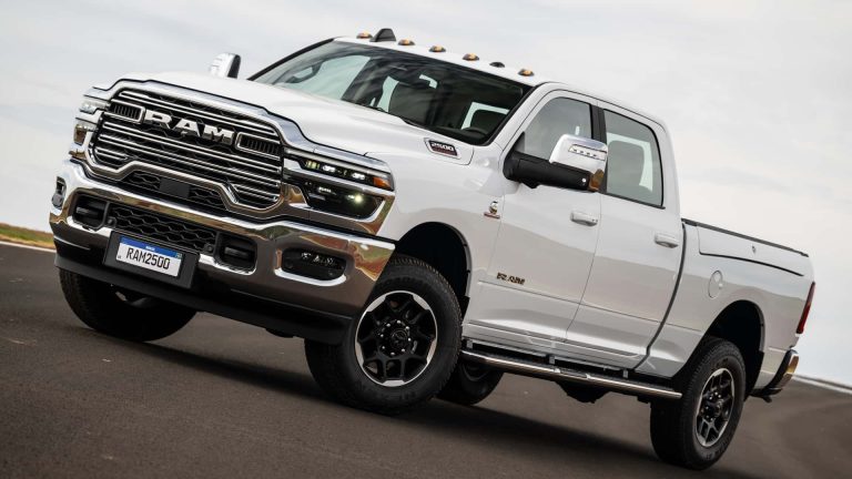 Novas RAM 2500 e 3500 2025 ganham visual renovado e câmbio inédito