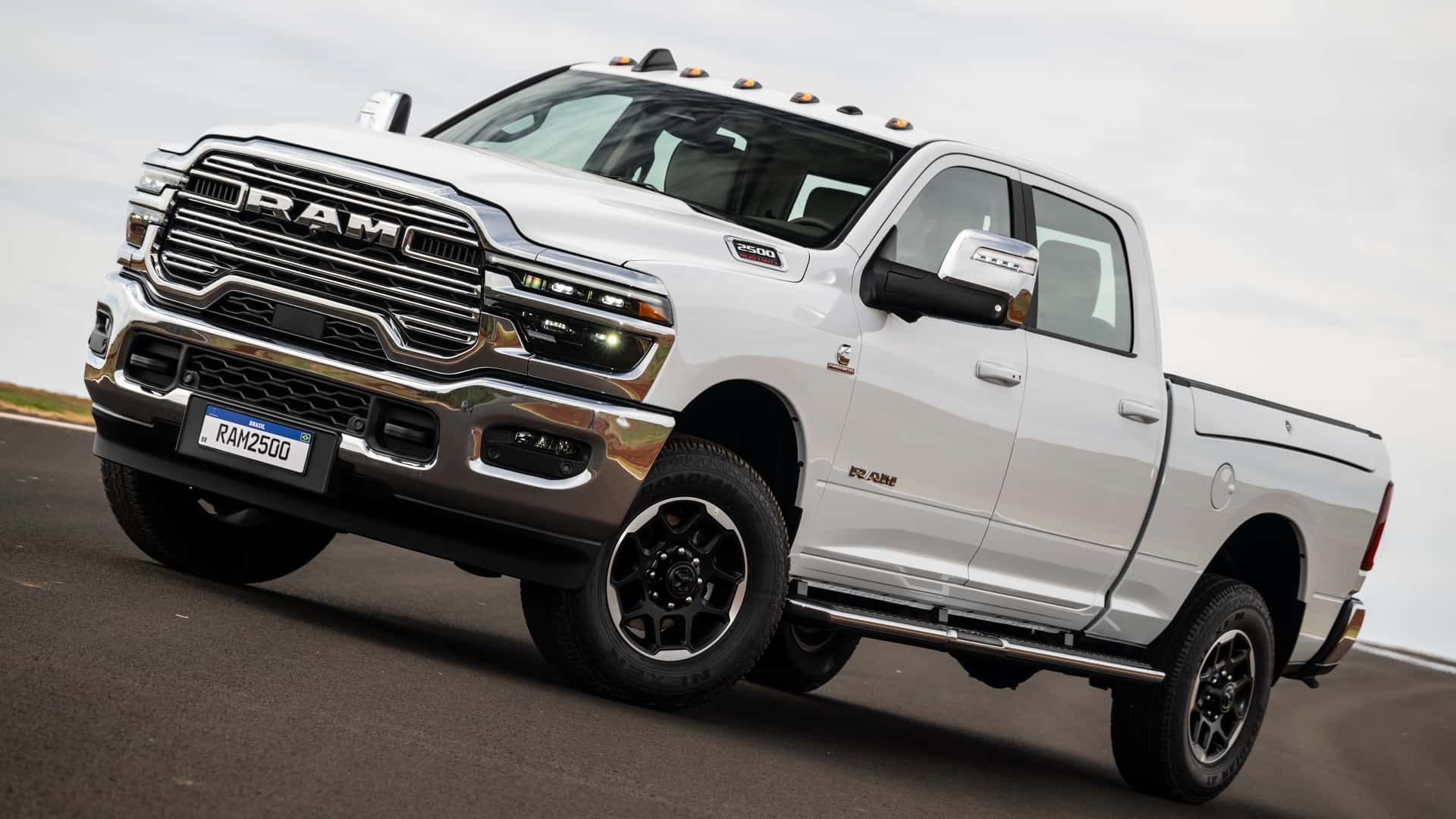 Novas RAM 2500 e 3500 2025 ganham visual renovado e câmbio inédito