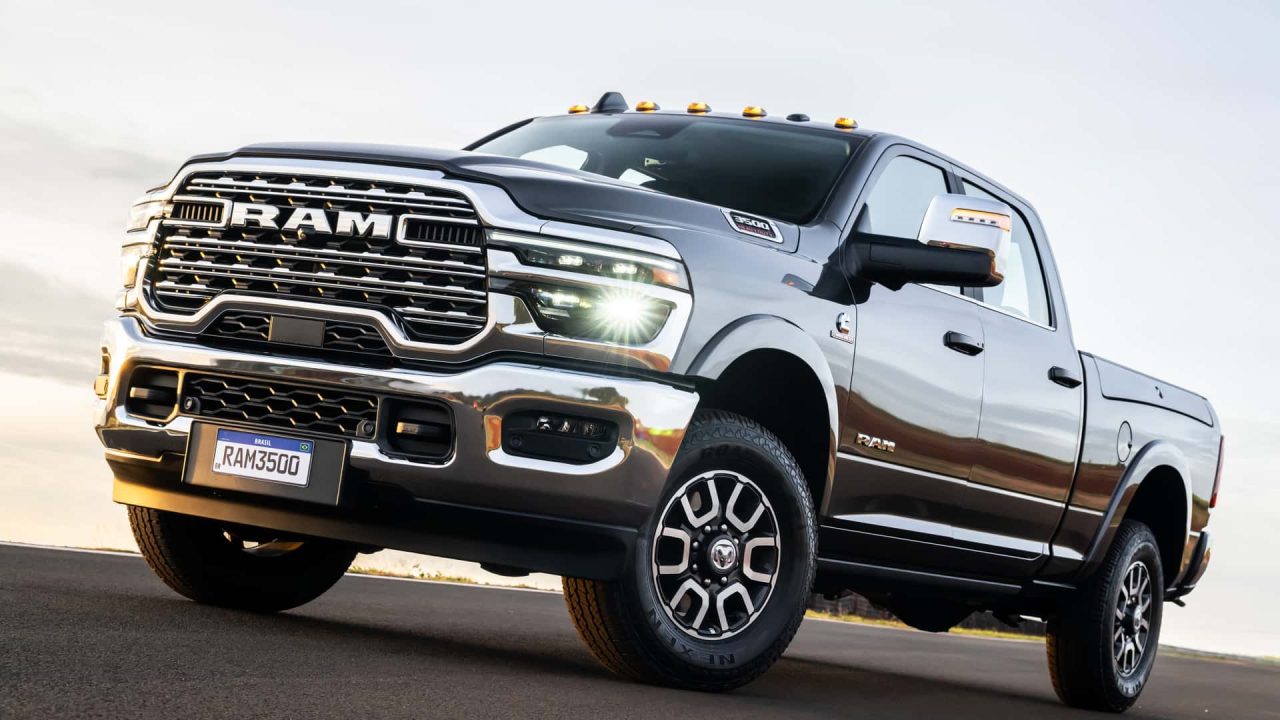 Novas RAM 2500 e 3500 2025 ganham visual renovado e câmbio inédito