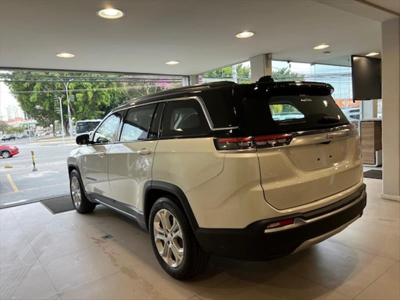 Jeep baixa preço do Commander Overland T270 em R$ 38 mil para CNPJ