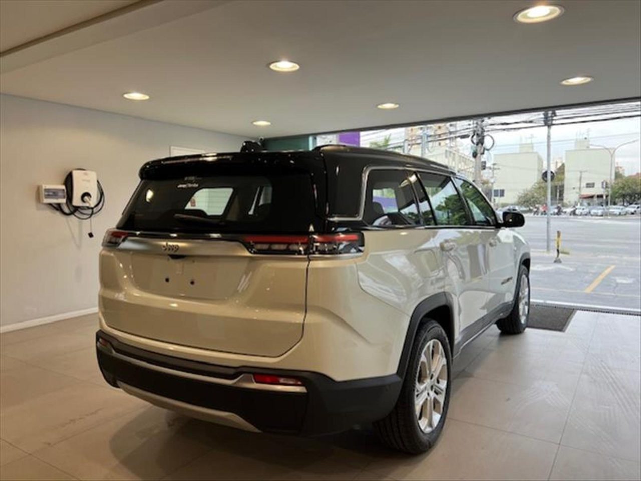 Jeep baixa preço do Commander Overland T270 em R$ 38 mil para CNPJ