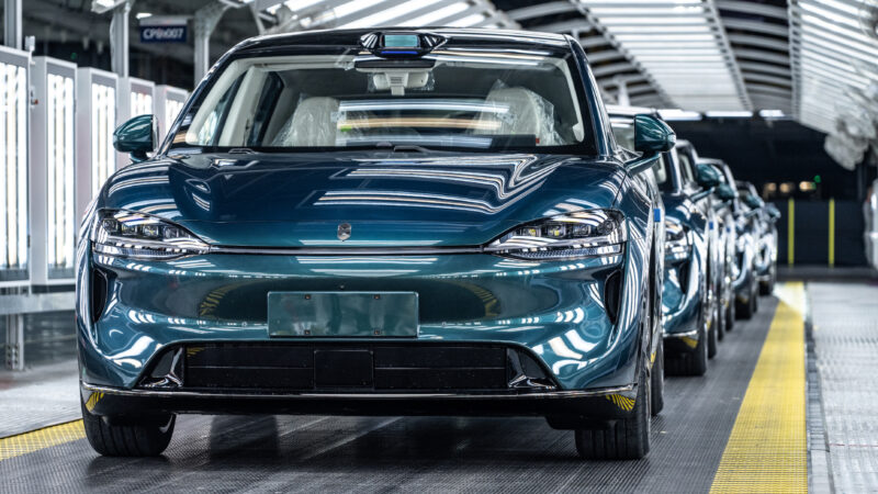 Chery e Huawei iniciam produção do SUV fastback Luxeed R7 na China