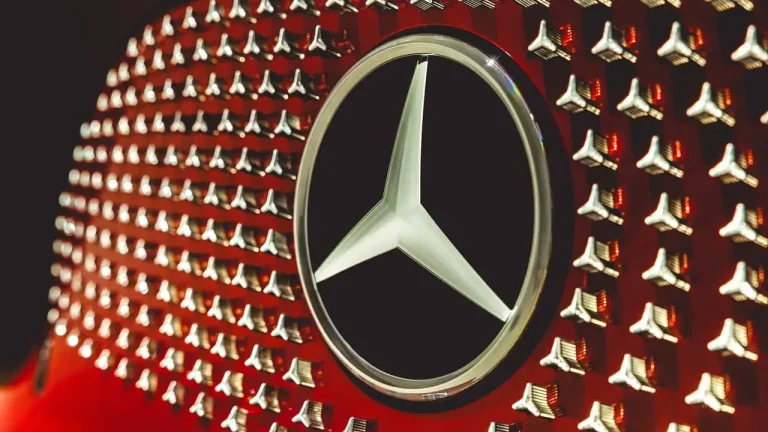 Lucro da Mercedes-Benz despenca mais de 50% com tarifas e crise na China