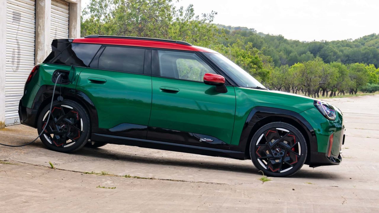 Mini estreia JCW E e JCW Aceman E no Brasil com potência de 231 cv