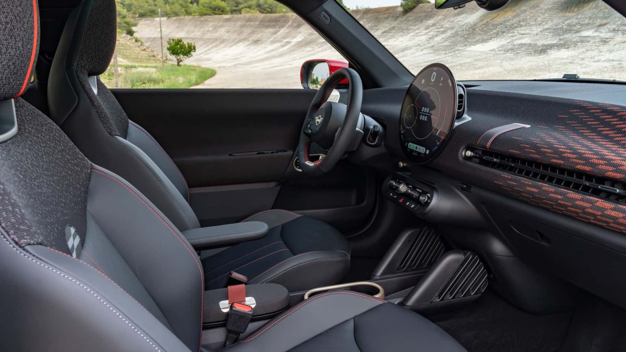 Mini estreia JCW E e JCW Aceman E no Brasil com potência de 231 cv