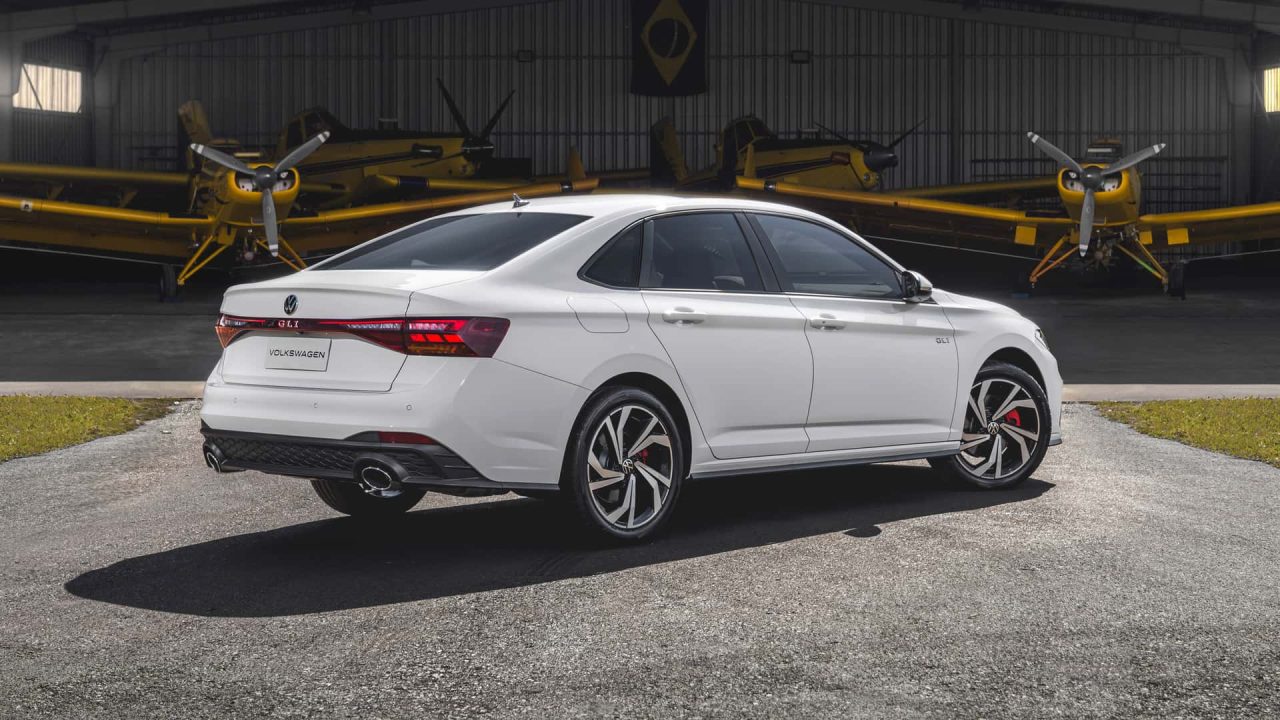 Volkswagen Jetta GLI 2026 chega em outubro com 231 cv