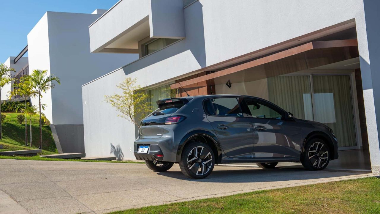 Peugeot reduz preço do 208 em até R$ 13,5 mil em promoção válida até setembro