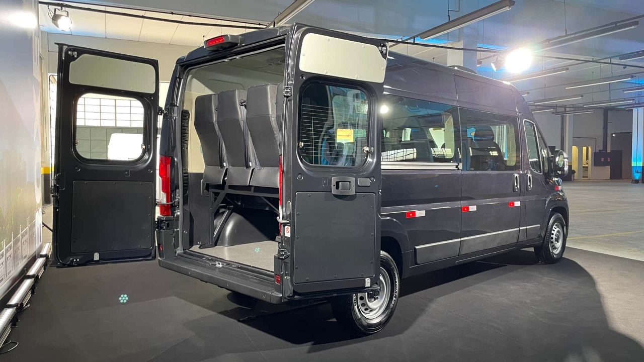 Peugeot lança Boxer 2026 com novidades para enfrentar a Sprinter
