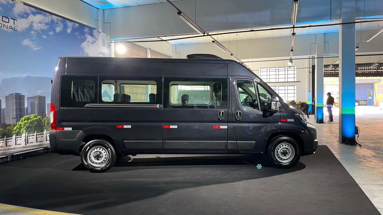Peugeot lança Boxer 2026 com novidades para enfrentar a Sprinter