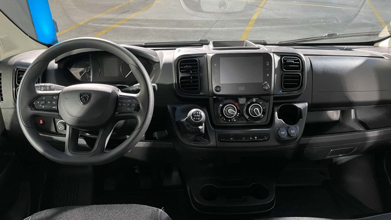 Peugeot lança Boxer 2026 com novidades para enfrentar a Sprinter
