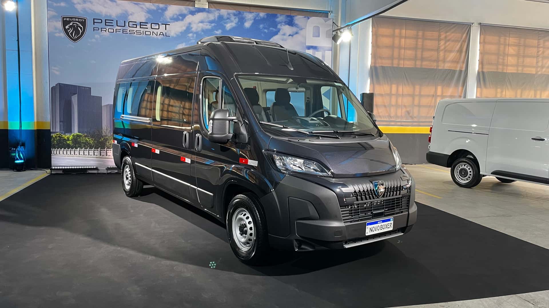 Peugeot lança Boxer 2026 com novidades para enfrentar a Sprinter