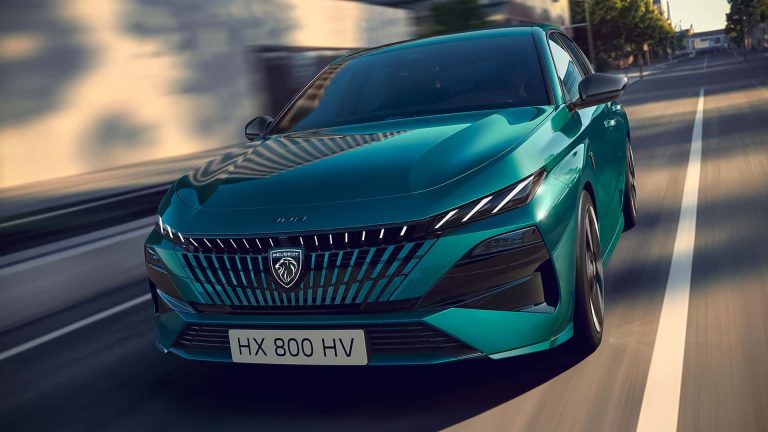 Peugeot 308 chega à Europa com visual renovado e maior autonomia