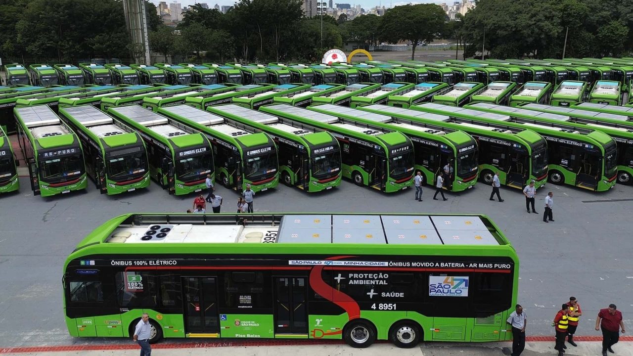 Brasil acelera na adoção de ônibus elétricos e se torna referência na América Latina