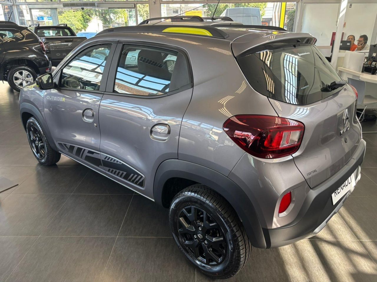 Renault baixa preço do Kwid Outsider em R$ 24 mil para PcD