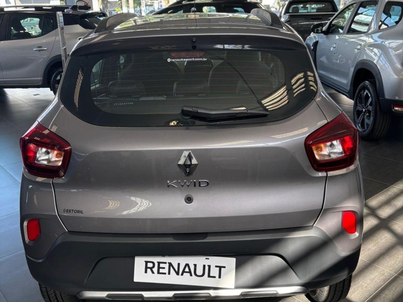 Renault baixa preço do Kwid Outsider em R$ 24 mil para PcD