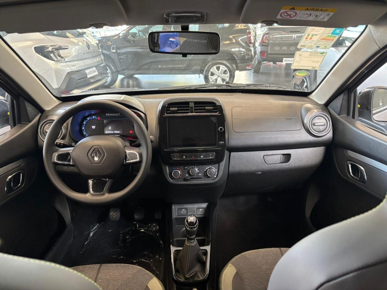 Renault baixa preço do Kwid Outsider em R$ 24 mil para PcD