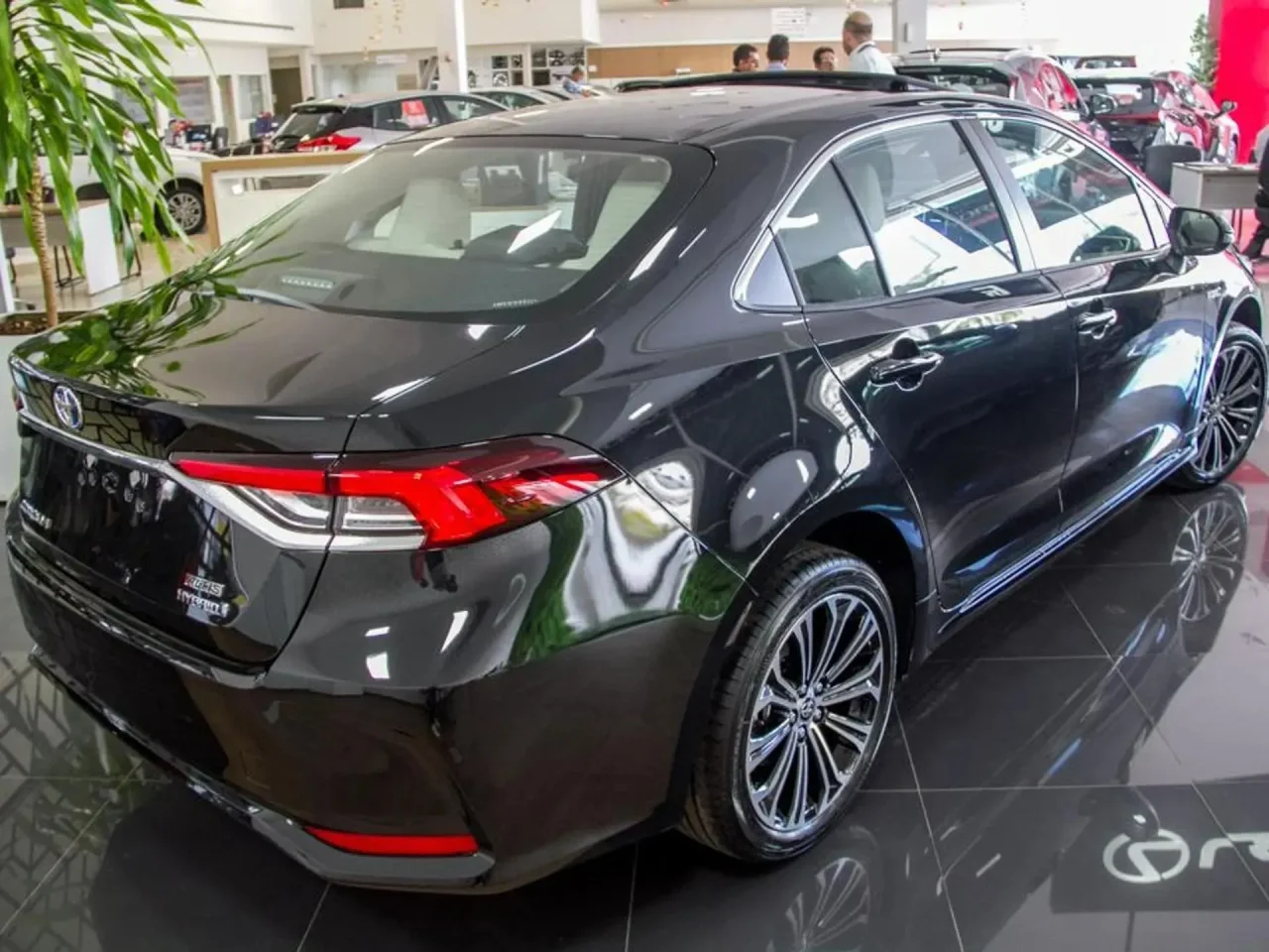 Toyota reduz preço do Altis Hybrid em R$ 15,2 mil para PcD