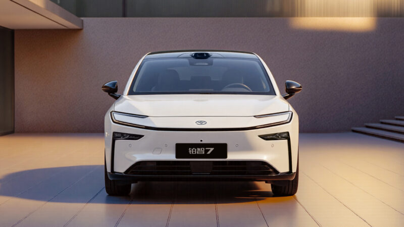 Toyota lança o novo sedan elétrico bZ7, maior que o Corolla