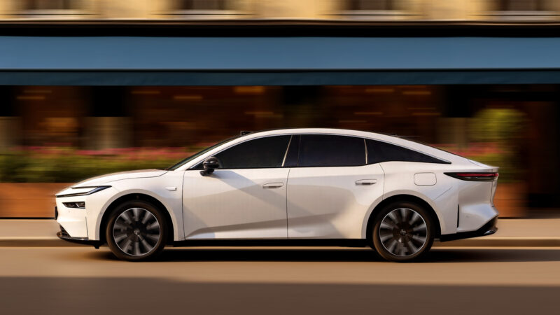 Toyota lança o novo sedan elétrico bZ7, maior que o Corolla