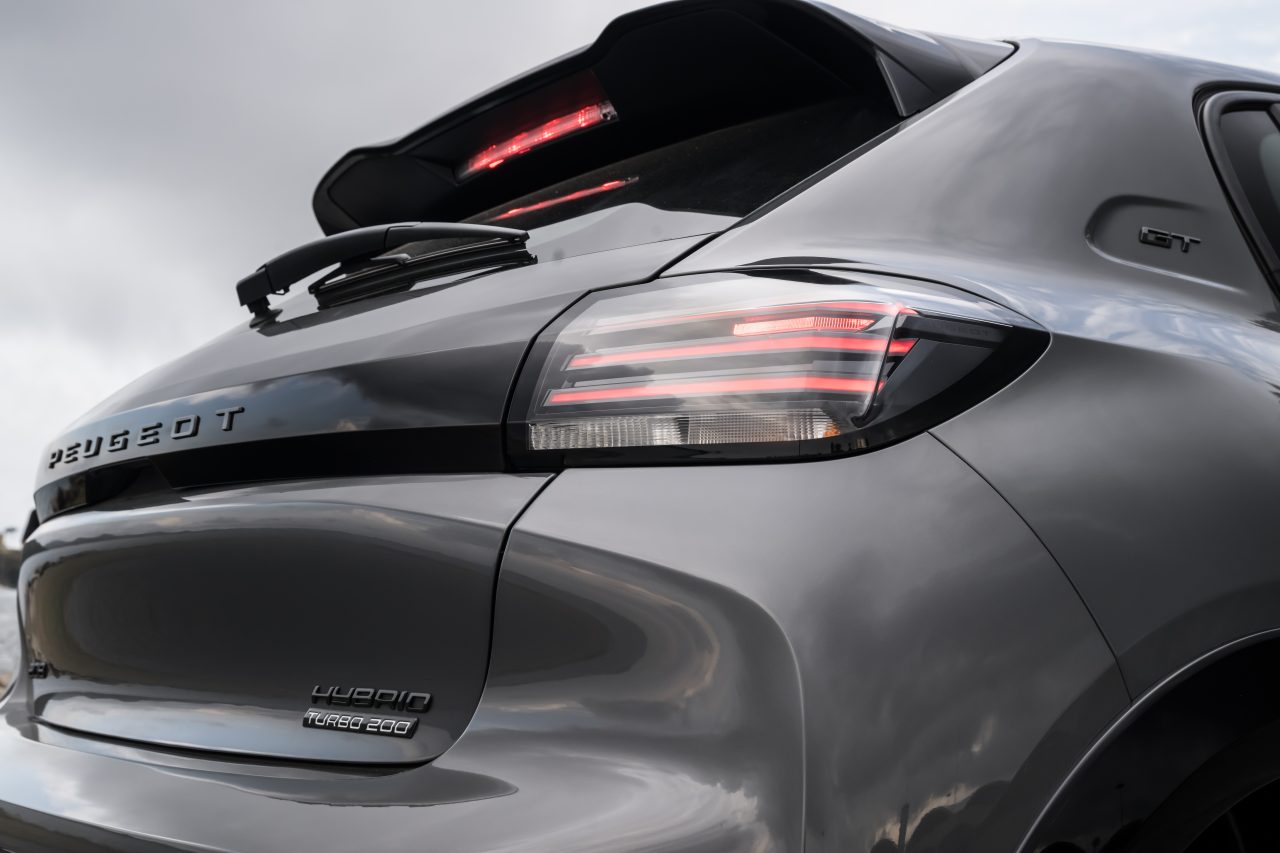 Novos Peugeot 208 e 2008 híbridos chegam com pacote Mopar exclusivo